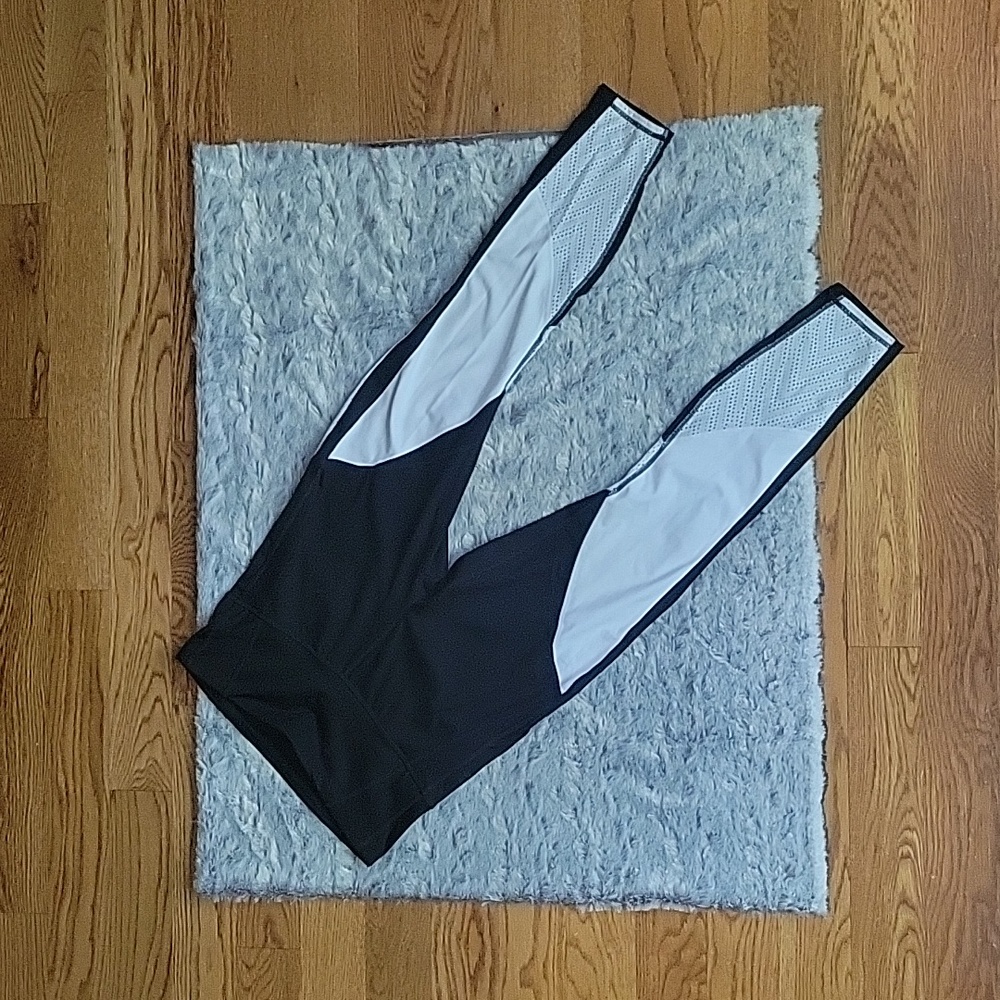 Athleta Black/White Leggings, Women's Size Medium, Great Condition!
